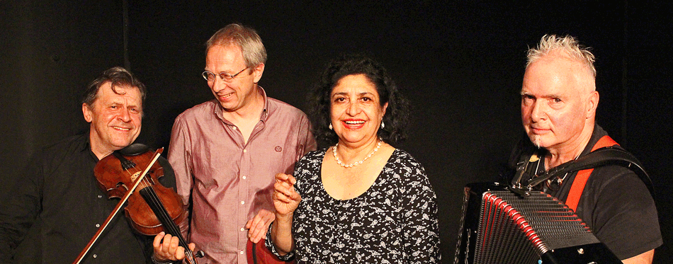 Andrej Sur (Violine), Dino Doris (git), Peter M. Haas (Akkordeon), Renée Figueroa (voc) spielen "CLUB MILANGO"