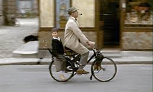 Der Komiker Jacques Tati auf dem Fahrrad