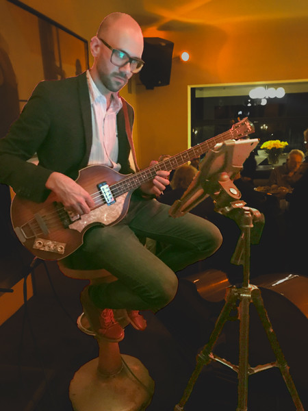 Bassist mit iPad auf Rollei-Stativ als Notenblatt