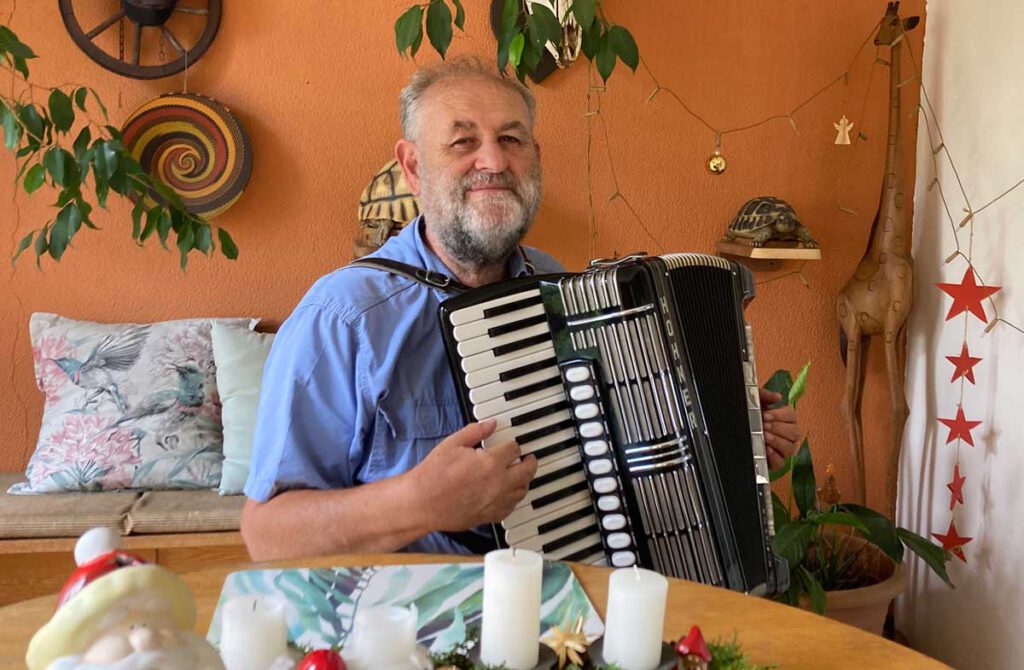 Leser Alfred Schleicher spielt aus den Akkordeon büchern von Peter Michael Haas
